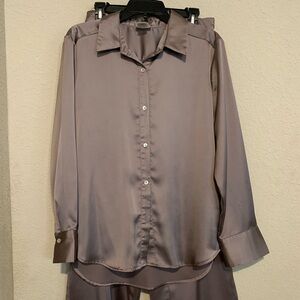 Nicole Miller Top & Pant Set, silky material with beautiful gray color. Size L